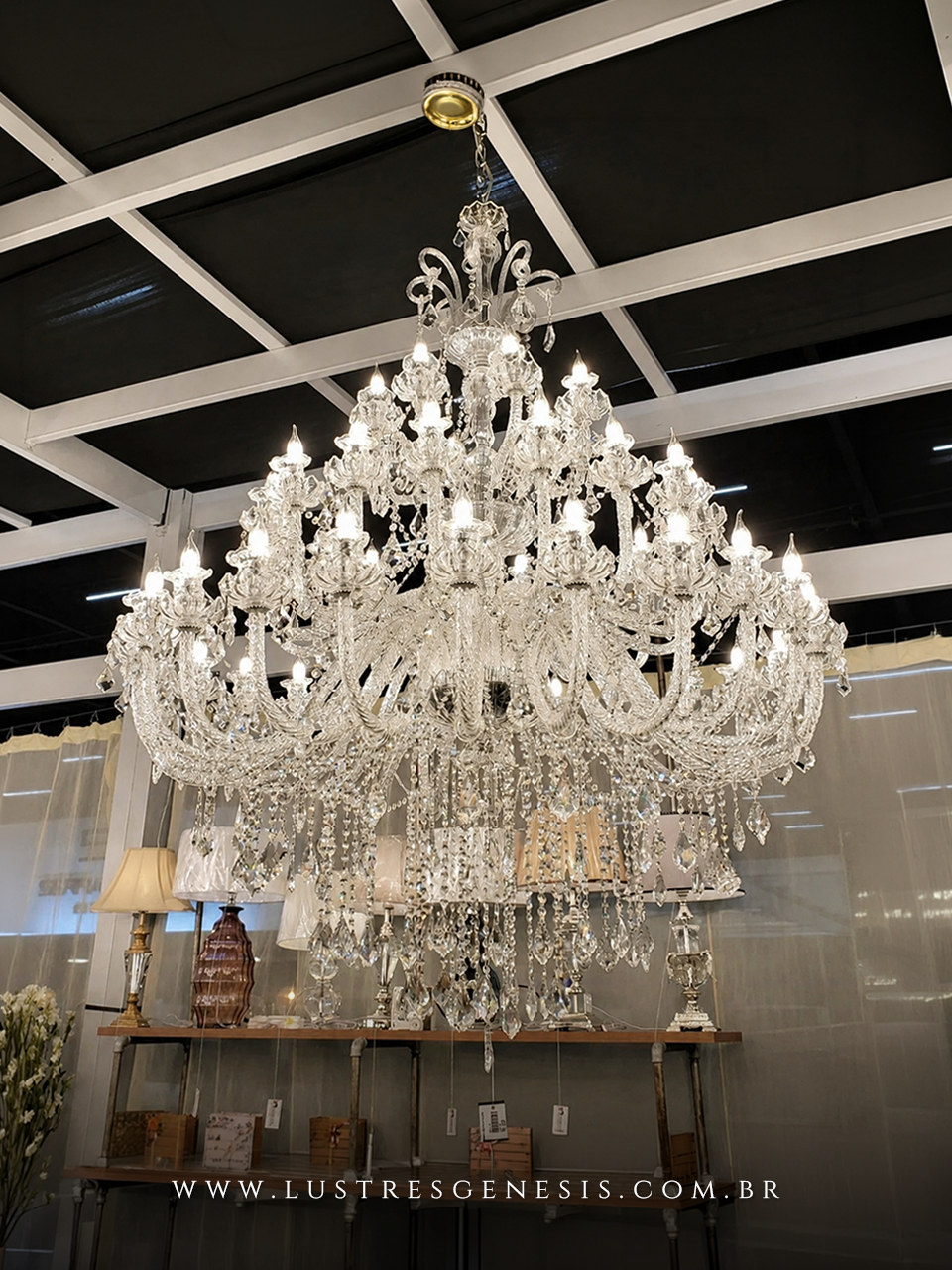 Lustre de Cristal Clássico Tokio com 48 braços, ideal para pé direito duplo, da marca Lux Lustres. Lustres Gênesis loja online de Lustres e Iluminação DecorativaLustre de Cristal Clássico Tokio com 48 braços, ideal para pé direito duplo, da marca Lux Lustres. Lustres Gênesis loja online de Lustres e Iluminação Decorativa